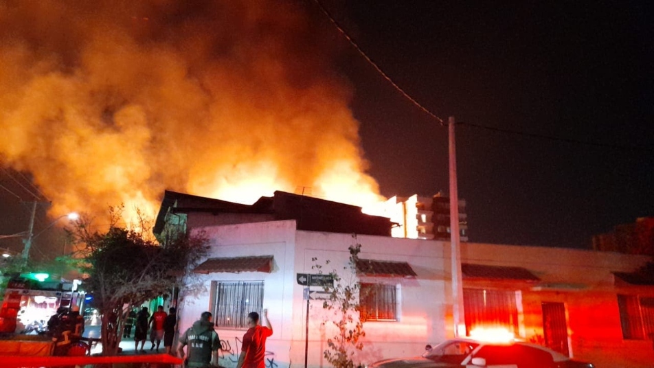 Incendio en La Cisterna destruye distribuidora de gas